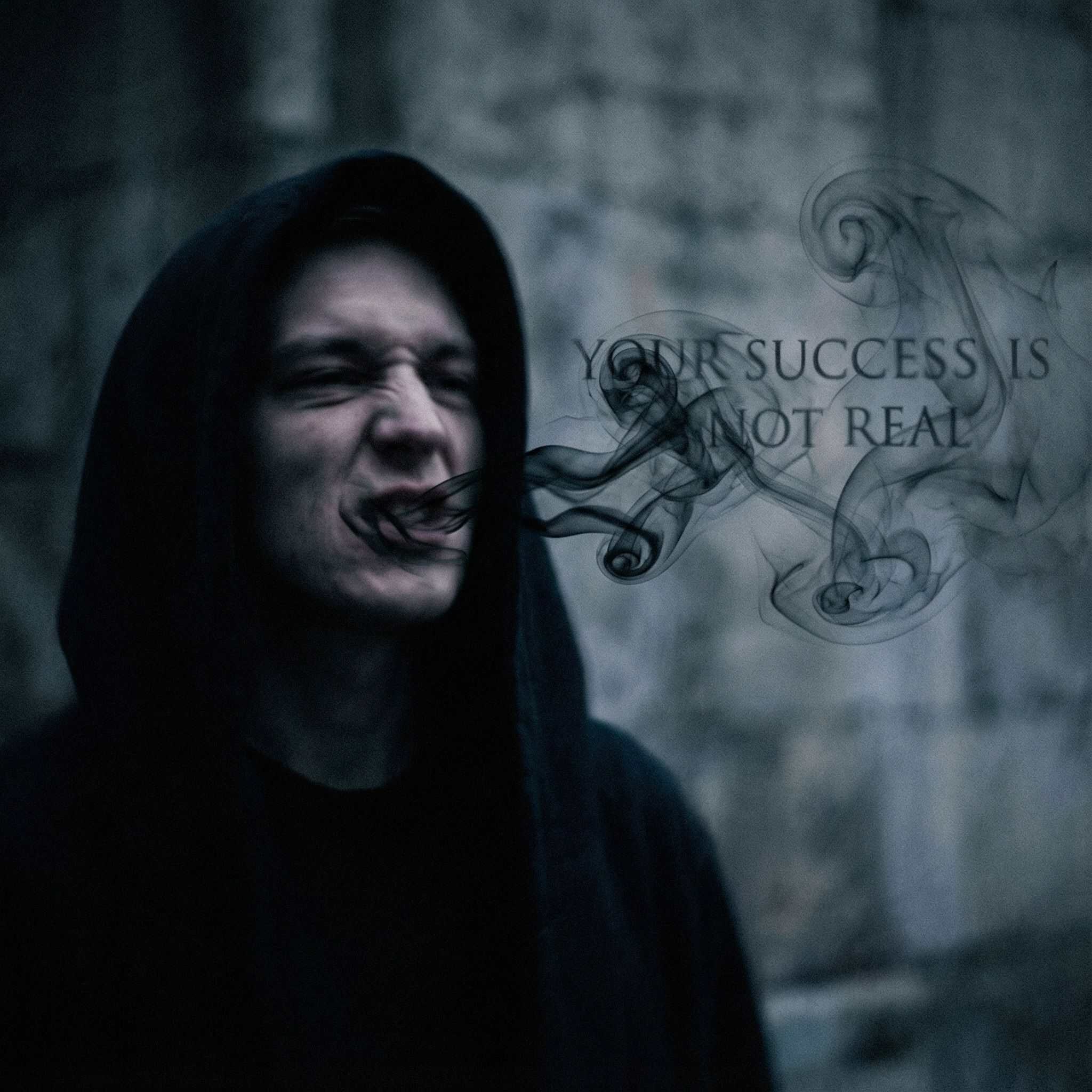 어두운 배경에 입이 왜곡된 사람이 공중에 '네 성공은 진짜가 아니다'라는 그림자 말을 속삭이는 초현실적 초상화이다.